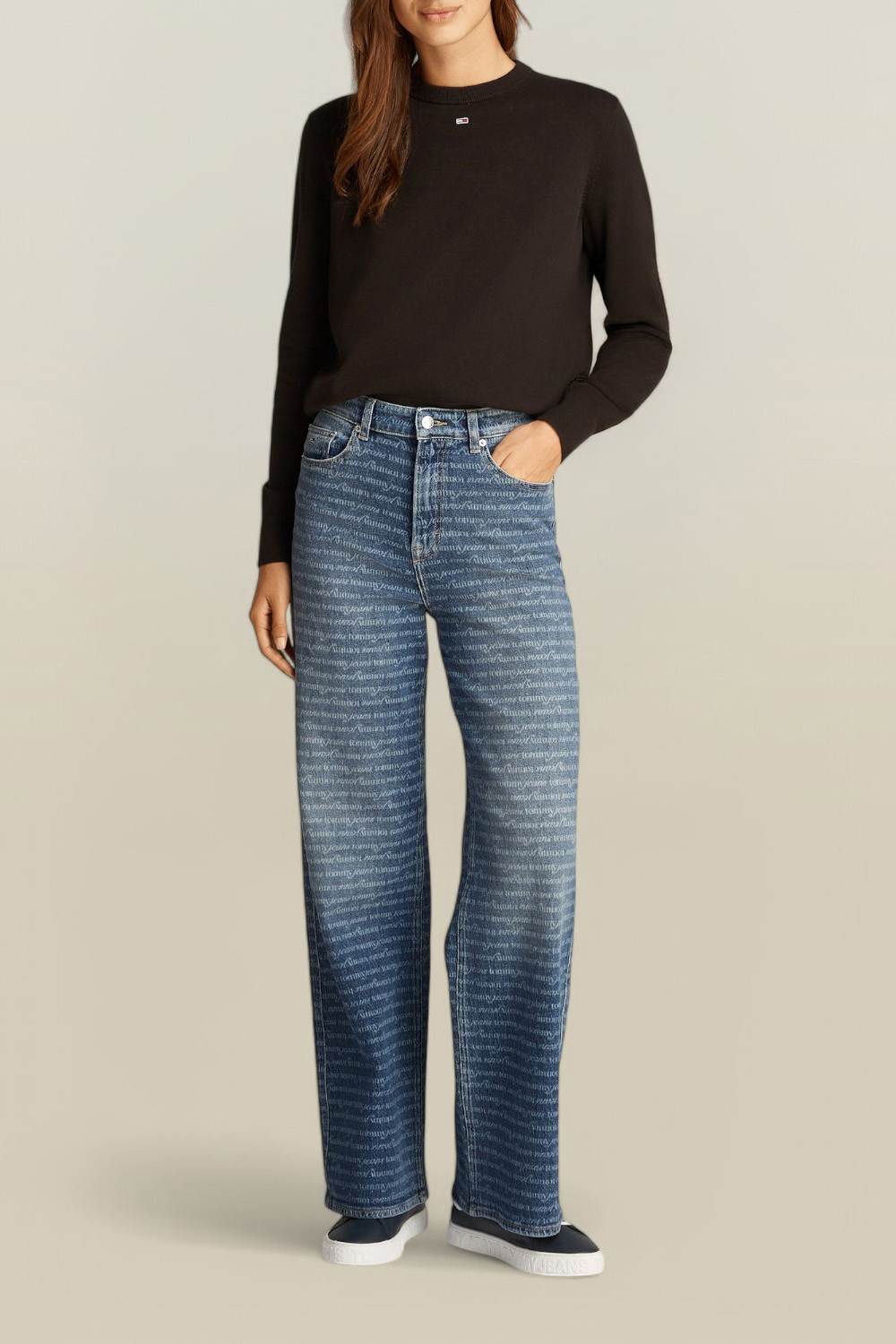 תמונת כל הלוק של מכנסי ג'ינס בגזרה רחבה